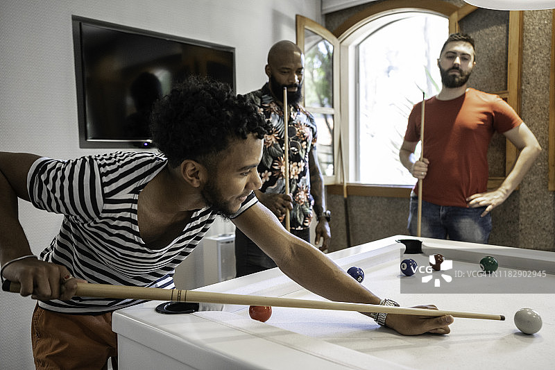 亲戚/朋友在家庭聚会上玩斯诺克图片素材