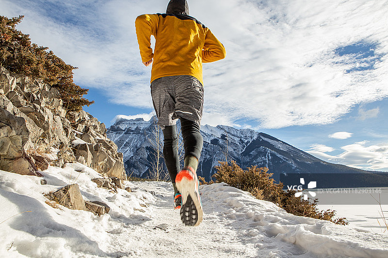 冬季越野跑的男人背影图片素材
