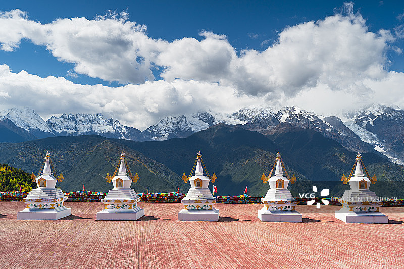 西藏的佛教宝塔图片素材