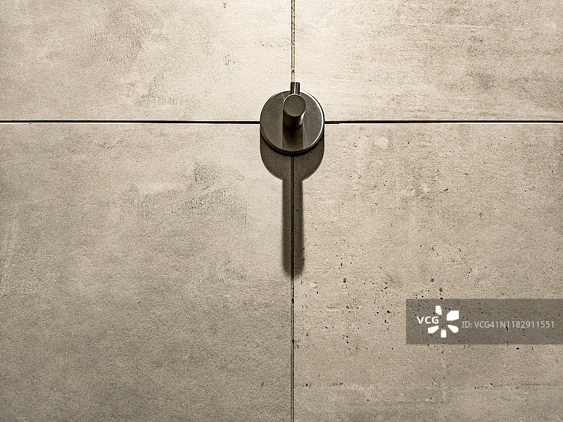 墙上的拉丝不锈钢挂钩图片素材