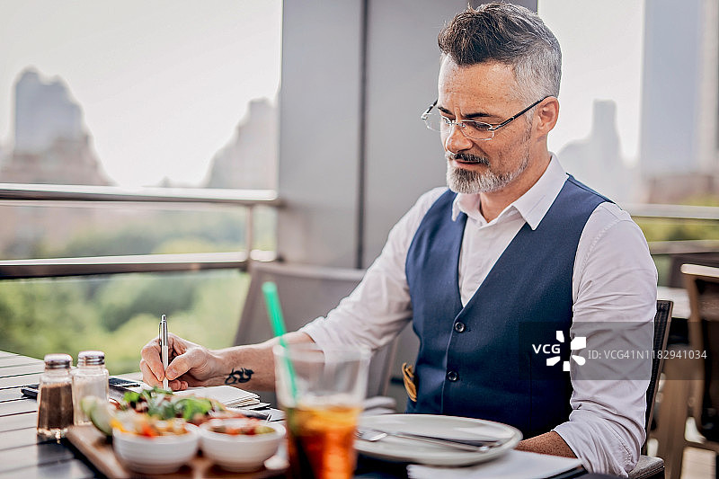 午餐中的英俊商人图片素材