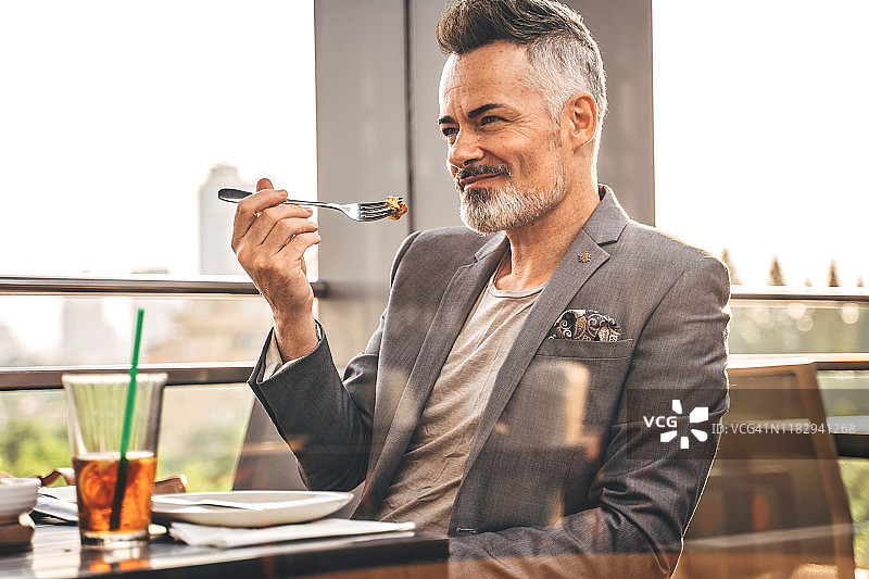 英俊的商人午休时间图片素材