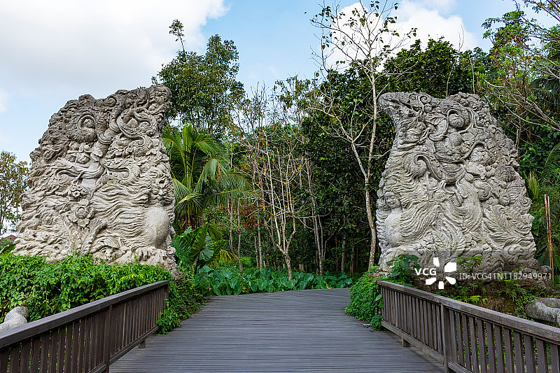 乌布猴林圣地的入口图片素材