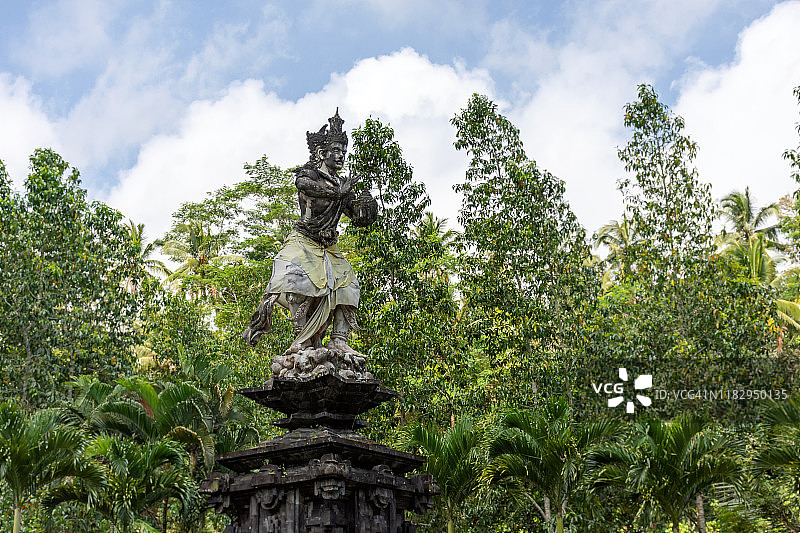 巴厘岛 Gianyar Tampak Siring Tirta Empul 的印度教神 Indra 雕像图片素材