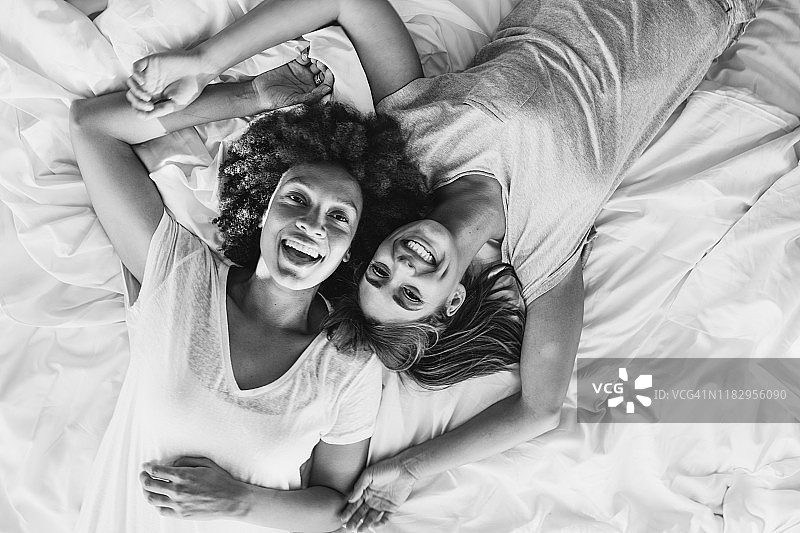 躺在床上的两名女子图片素材