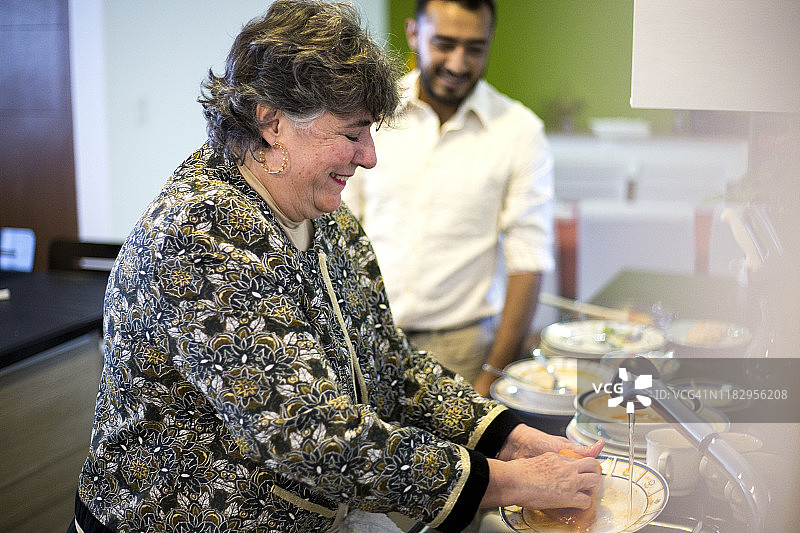 母子洗水果图片素材