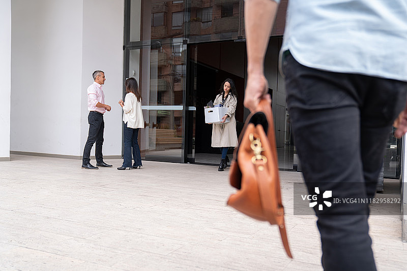 离职时携带物品的女子图片素材