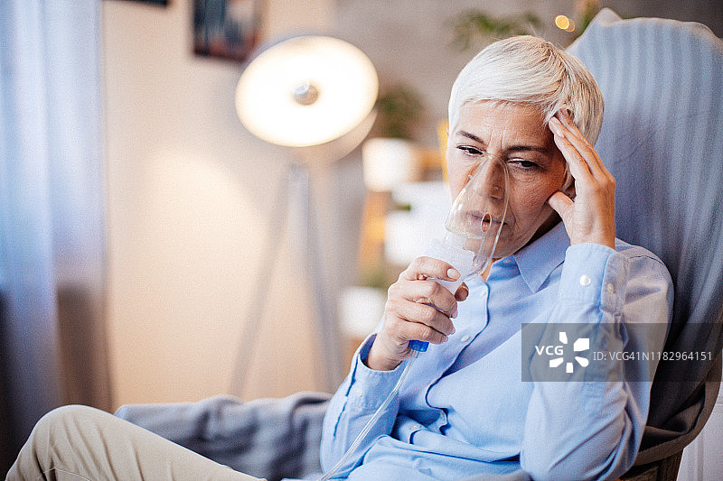 年长的女人在做吸入治疗图片素材