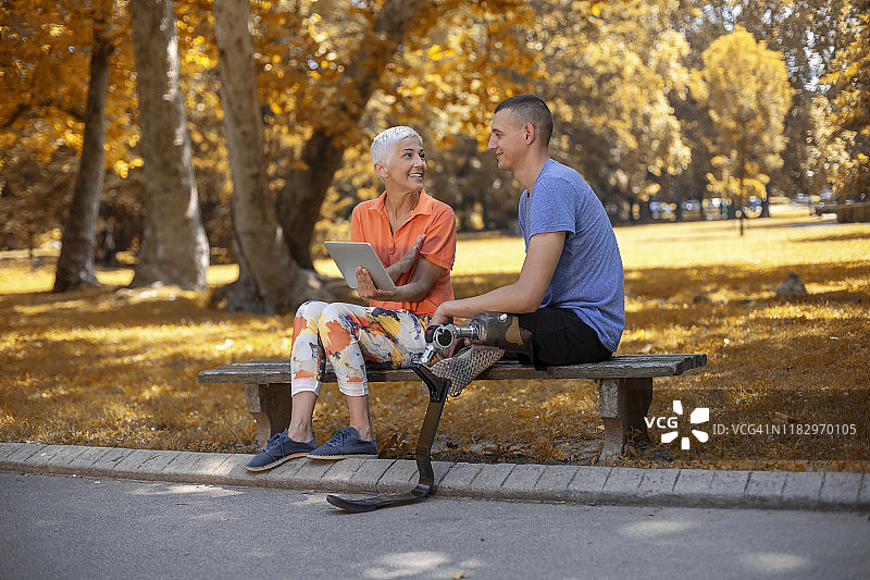 年长的妇女和年轻的男性朋友图片素材