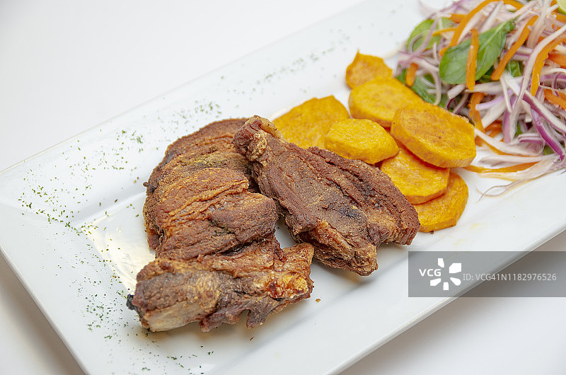 油炸猪皮配甜薯图片素材