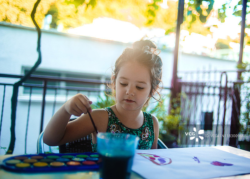 绘画的小女孩图片素材