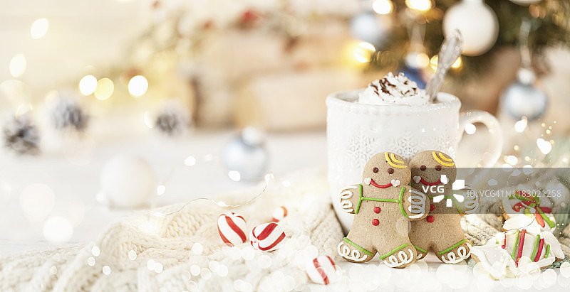 圣诞姜饼人饼干和热巧克力图片素材