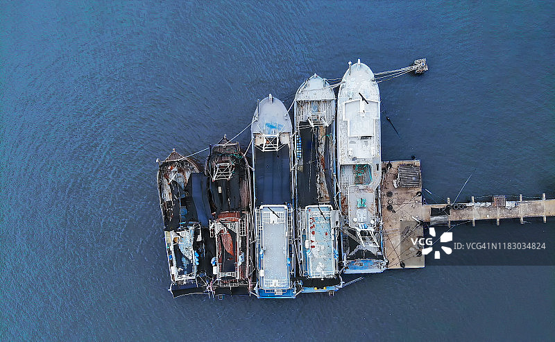 加速修复受损船只的造船厂航拍图片素材