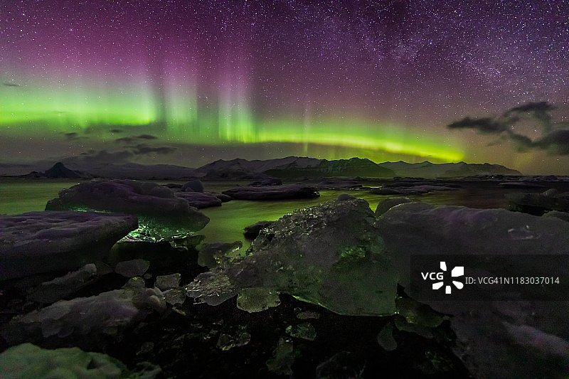 冰岛杰古沙龙冰河湖（钻石冰沙滩）的北极光图片素材