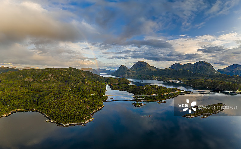 日落时分美丽的挪威峡湾航拍景色图片素材