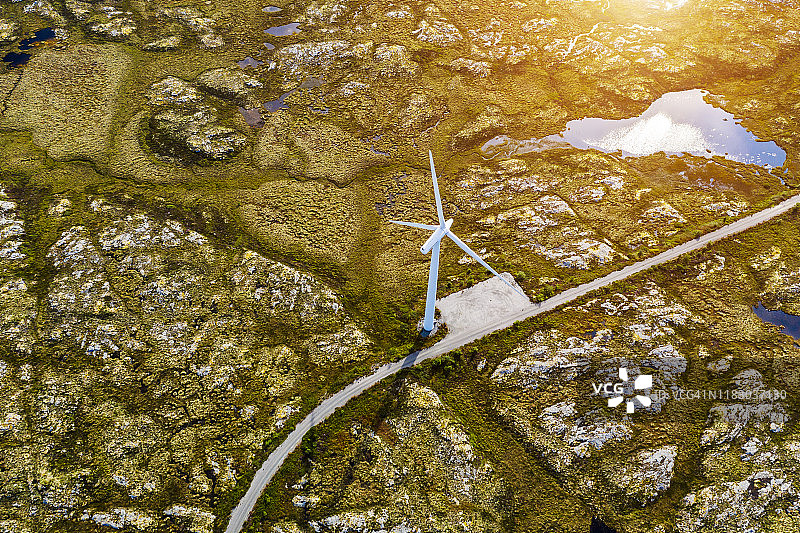 北极苔原上的风力发电机。挪威，斯莫拉岛。鸟瞰图。图片素材