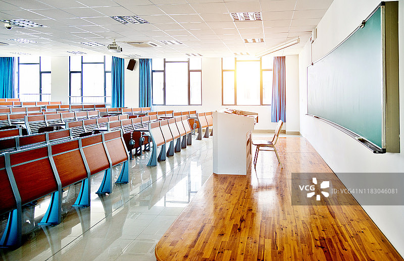 阶梯教室内的桌椅图片素材