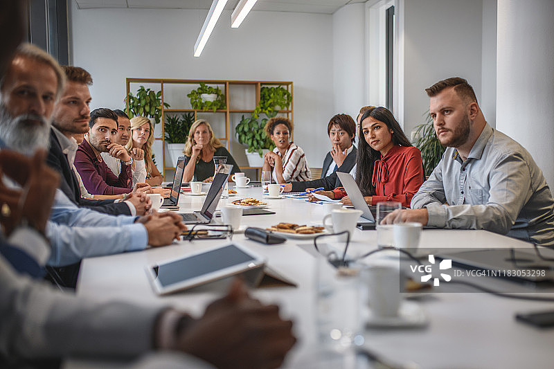 商业伙伴认真考虑同事的观点图片素材