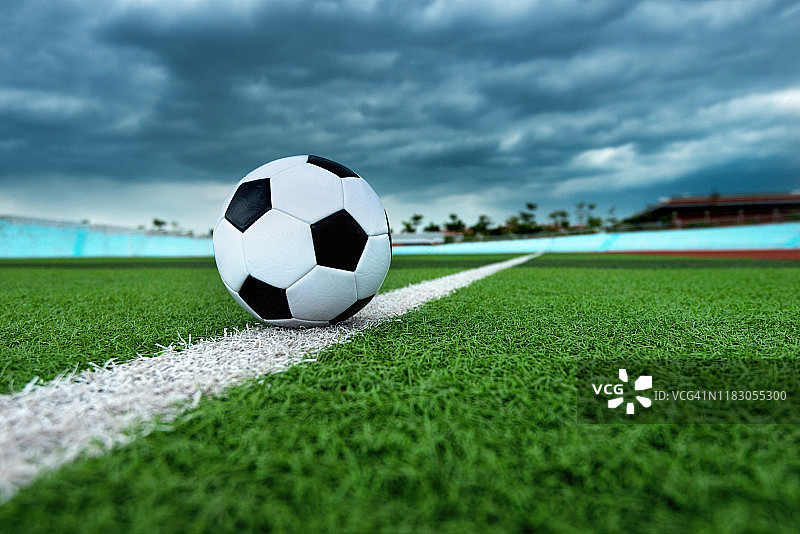 白线上的足球图片素材