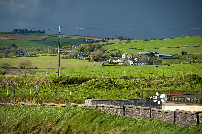 爱尔兰科克郡金塞尔老岬附近的丘陵景观图片素材