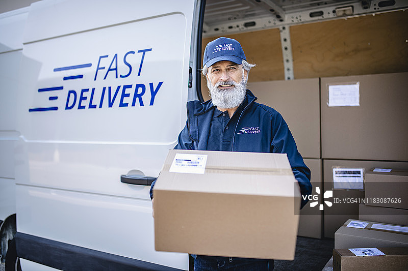 经验丰富的零工送货司机从货车上卸货图片素材