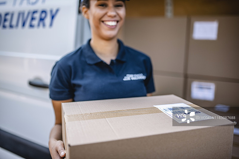 混血女人携带包裹送货图片素材