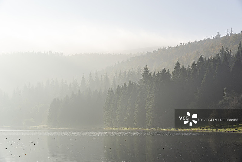 英格兰德比郡Ladybower水库的秋日清晨图片素材