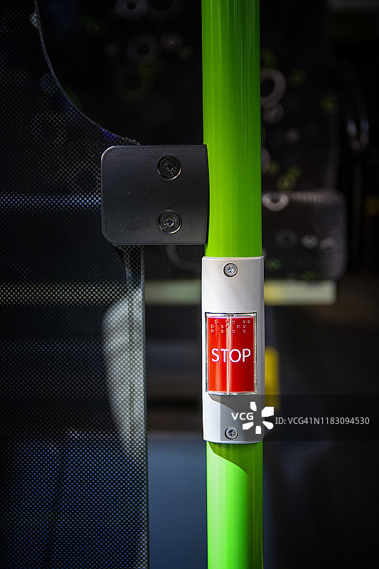 城市公交车上的下车停止按钮图片素材