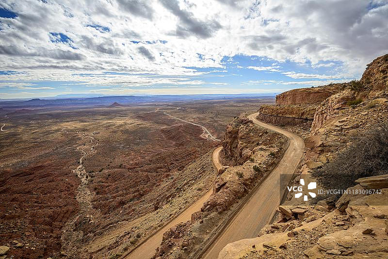 蜿蜒穿过锡达 mesa 陡峭面的 Moki Dugway,众神谷景观,熊耳国家纪念地,犹他州 261 号公路,美国犹他州图片素材