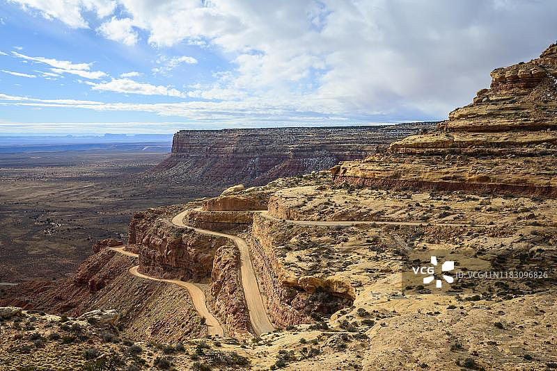 蜿蜒穿过锡达 mesa 陡峭面的 Moki Dugway,众神谷景观,熊耳国家纪念地,犹他州 261 号公路,美国犹他州图片素材