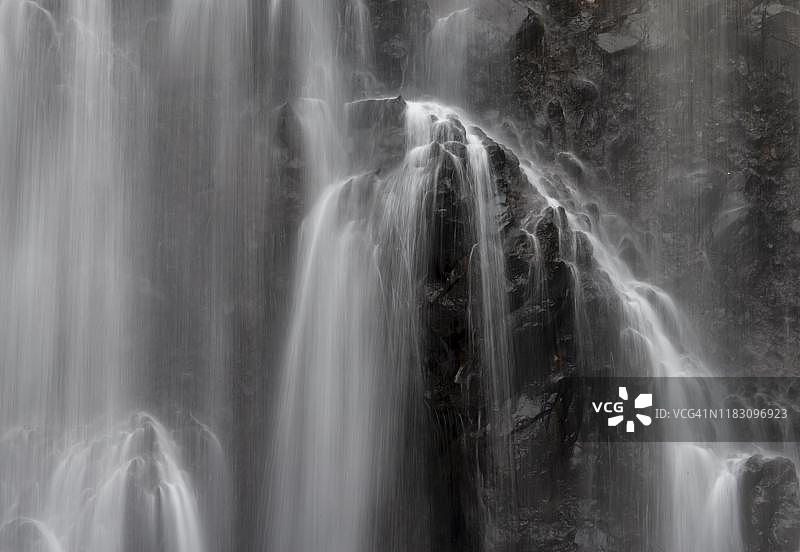 日本长野松本番所大泷瀑布长曝光细节照片图片素材