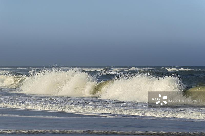 德国叙尔特岛文宁施泰特沙滩上的海浪图片素材