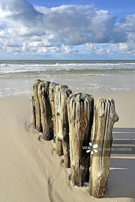 德国叙尔特岛坎彭海滩上的木桩防波堤图片素材