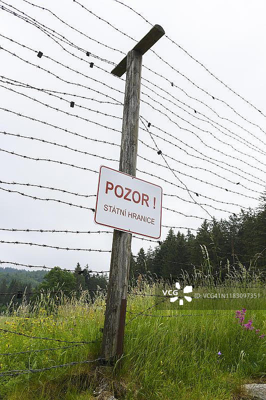 奥地利米尔维特尔地区舍内格的铁幕纪念馆旧边界处的铁丝网图片素材