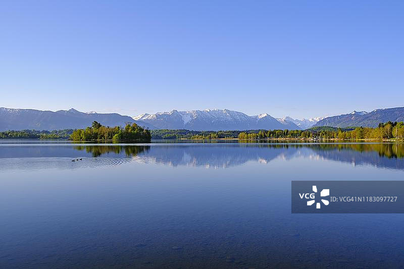 施塔费尔湖和米尔沃尔特岛，埃斯特山脉，上巴伐利亚州乌芬，德国阿尔卑斯山麓图片素材