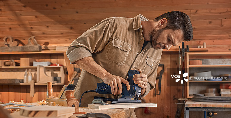 木工在车间工作图片素材