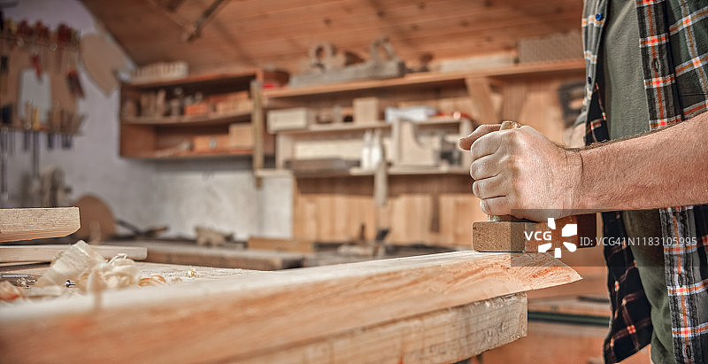 木工在车间工作图片素材