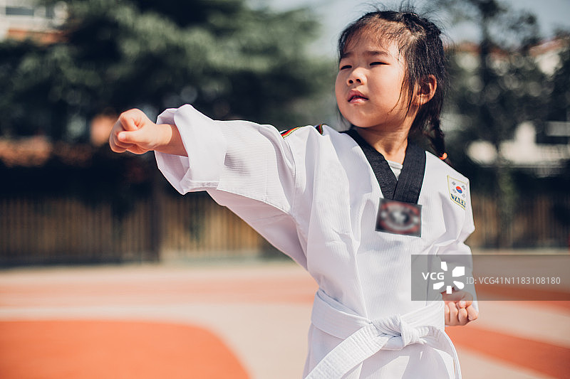 穿和服训练空手道冲拳的可爱小女孩图片素材