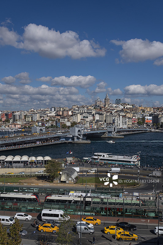 从土耳其伊斯坦布尔埃米诺努广场看到的加拉塔大桥、加拉塔和埃米诺努广场图片素材