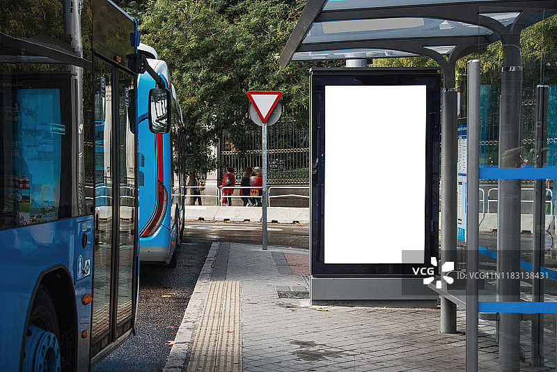 带广告牌的公交车站图片素材
