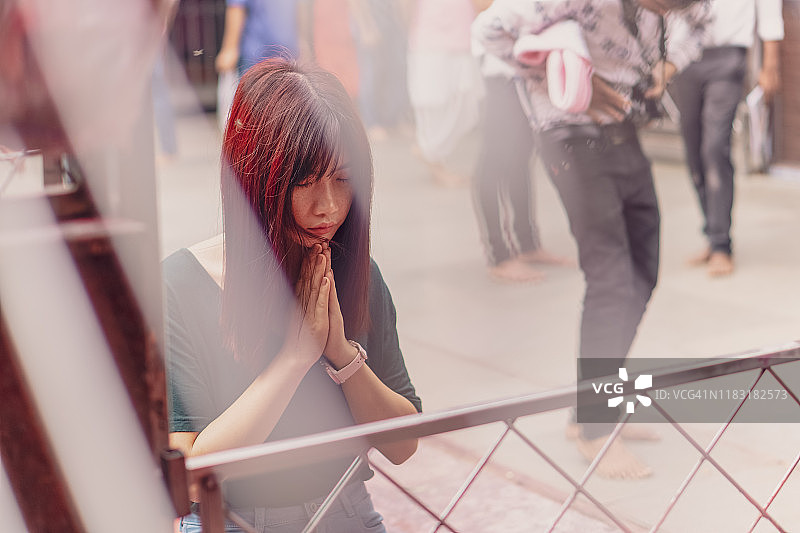 在古瓦哈提卡马克雅神庙向上帝祈祷并寻求祝福图片素材