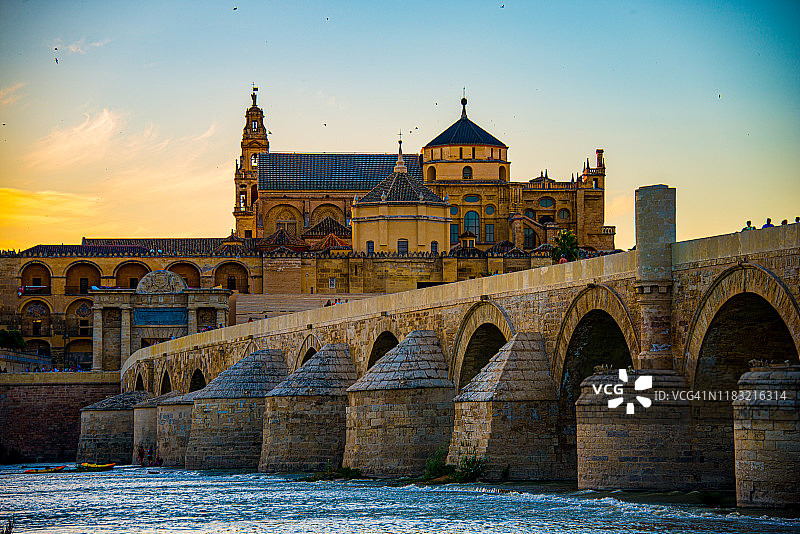 科尔多瓦清真寺主教座堂和罗马桥，安达卢西亚，西班牙图片素材