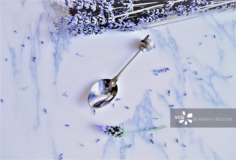 大理石桌上的银色茶匙与薰衣草图片素材