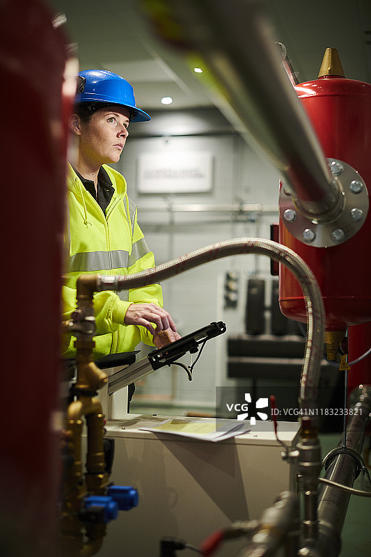 在汽轮机房里的女工程师图片素材