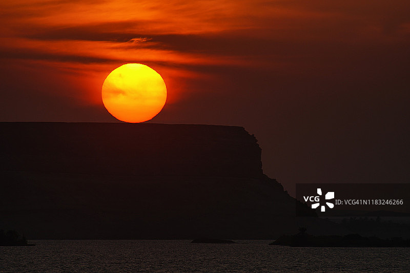 夕阳西下，阳光照耀在锡瓦盐湖的阿德拉尔·米拉尔山顶图片素材
