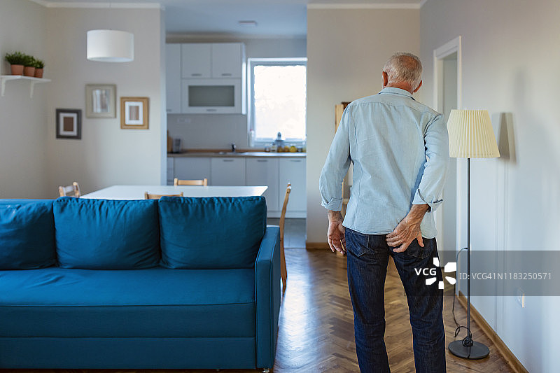 男人屁股疼图片素材