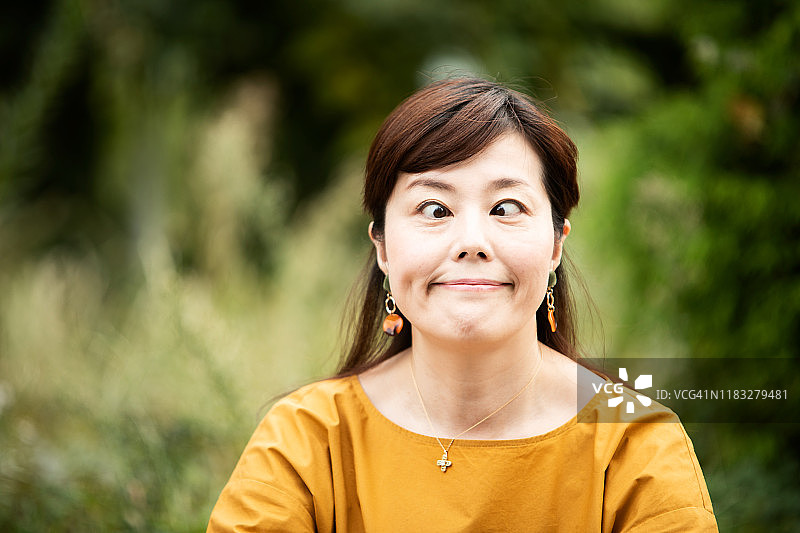 做着鬼脸的女人图片素材