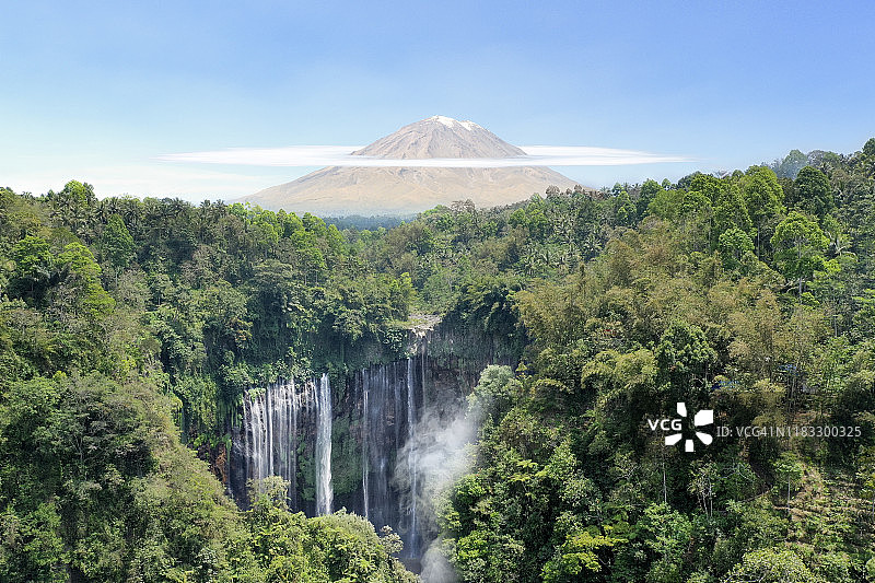 瀑布，印度尼西亚的火山和热带雨林图片素材