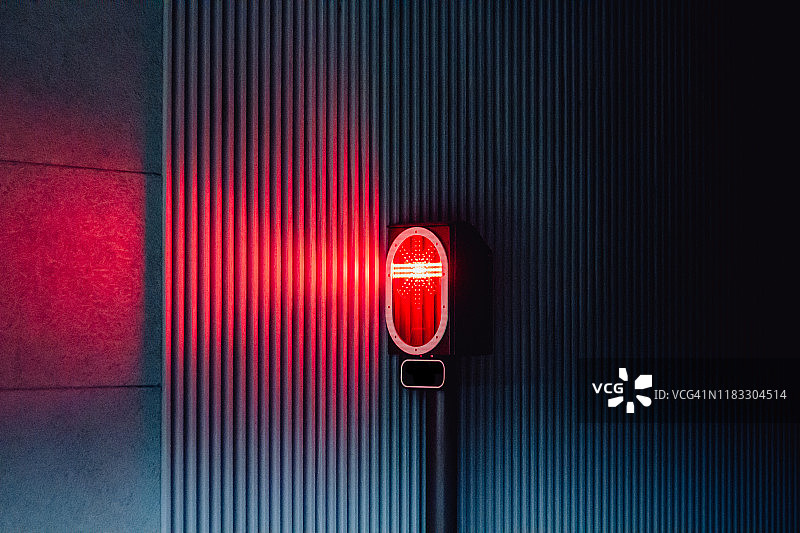 地铁站内的红色交通灯信号图片素材