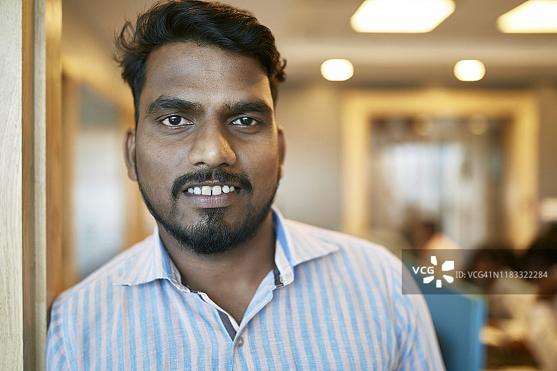 休息中的印度男职员微笑肖像图片素材